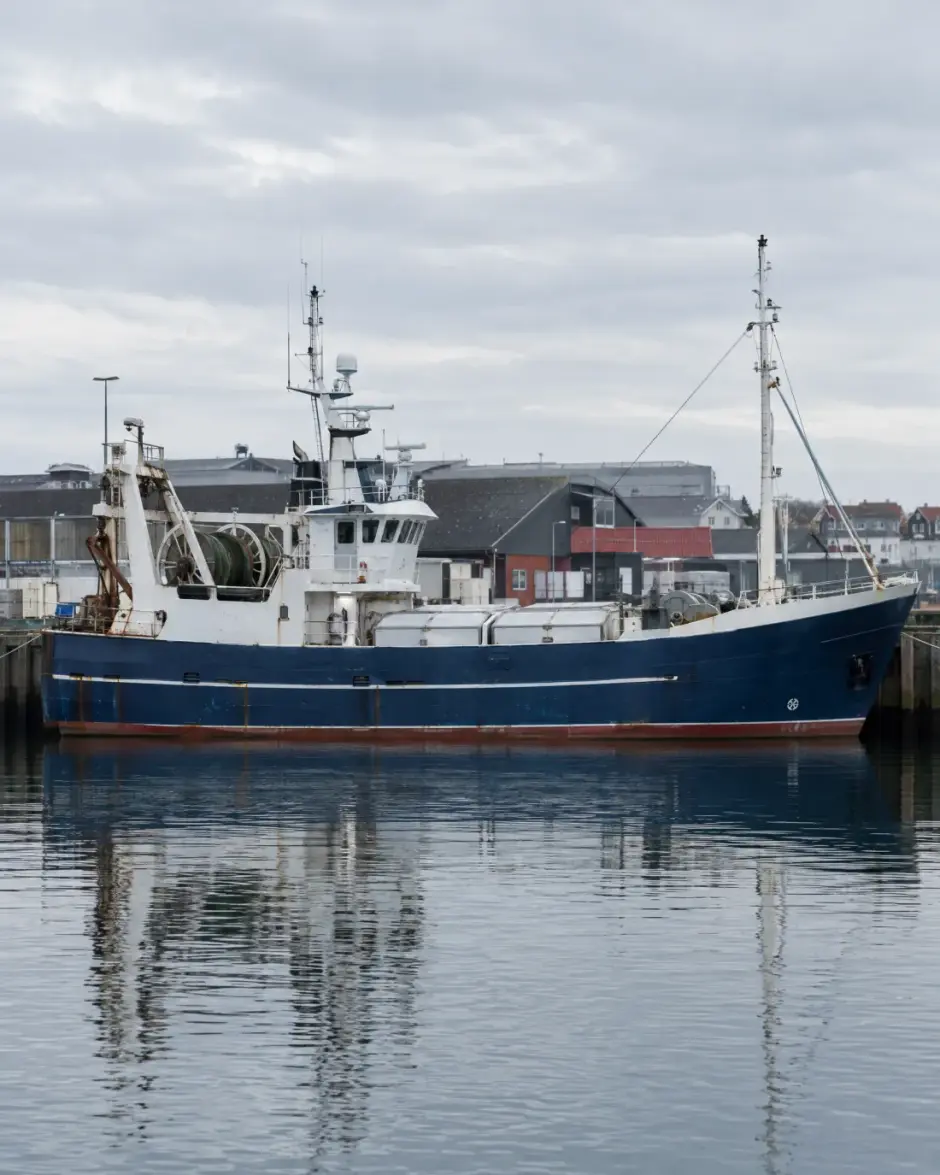 Fiskefartøj ved kajen i en dansk havn